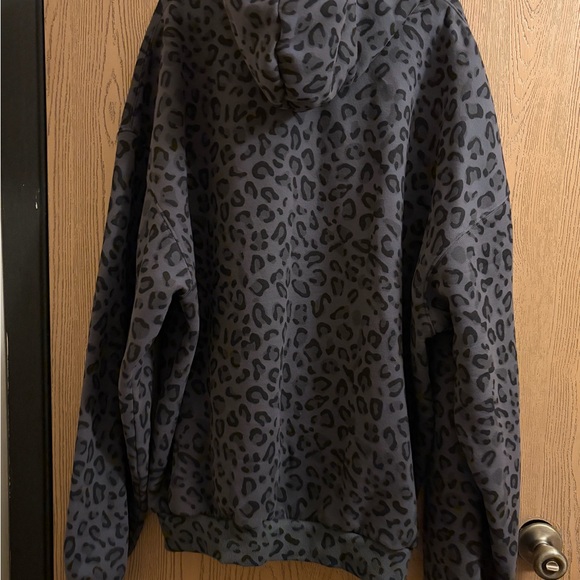Comfrt Panther Print Sweatshirt - Picture 2 of 3